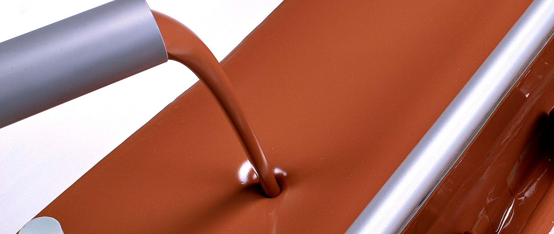 Liquid chocolate used to coat confectionery, pastries and other bakery products.